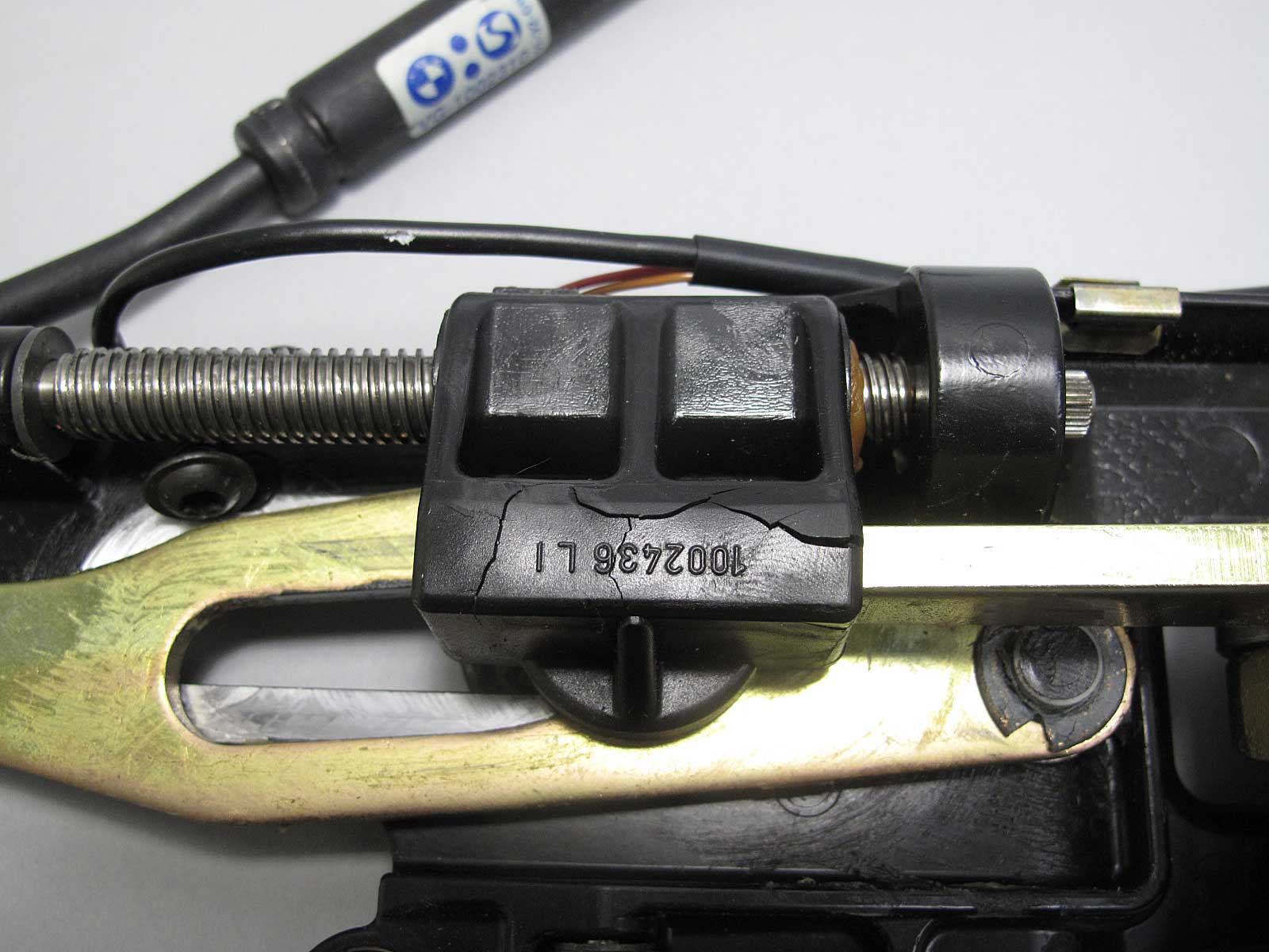 BMW E46 3Series Left Front Convertible Top Lock Latch w Cracks 2000